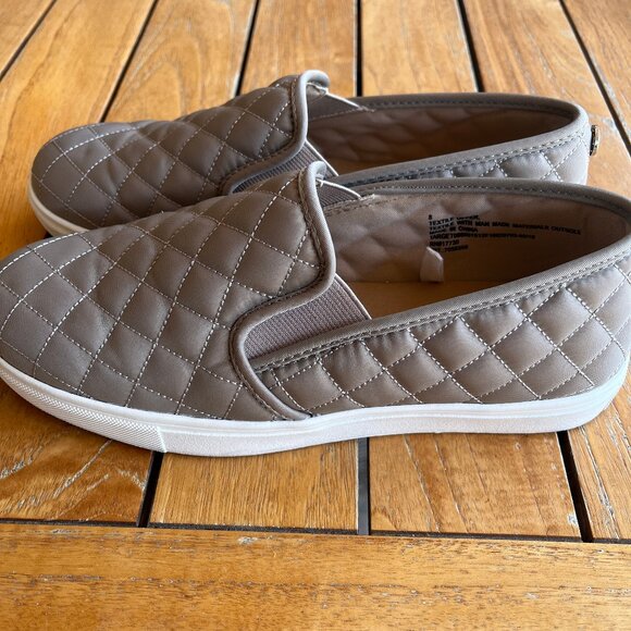 EUC Mossimo Women’s 8 Tan Khaki Quilted Slip On Shoe Sneaker Size 8 - Picture 4 of 11